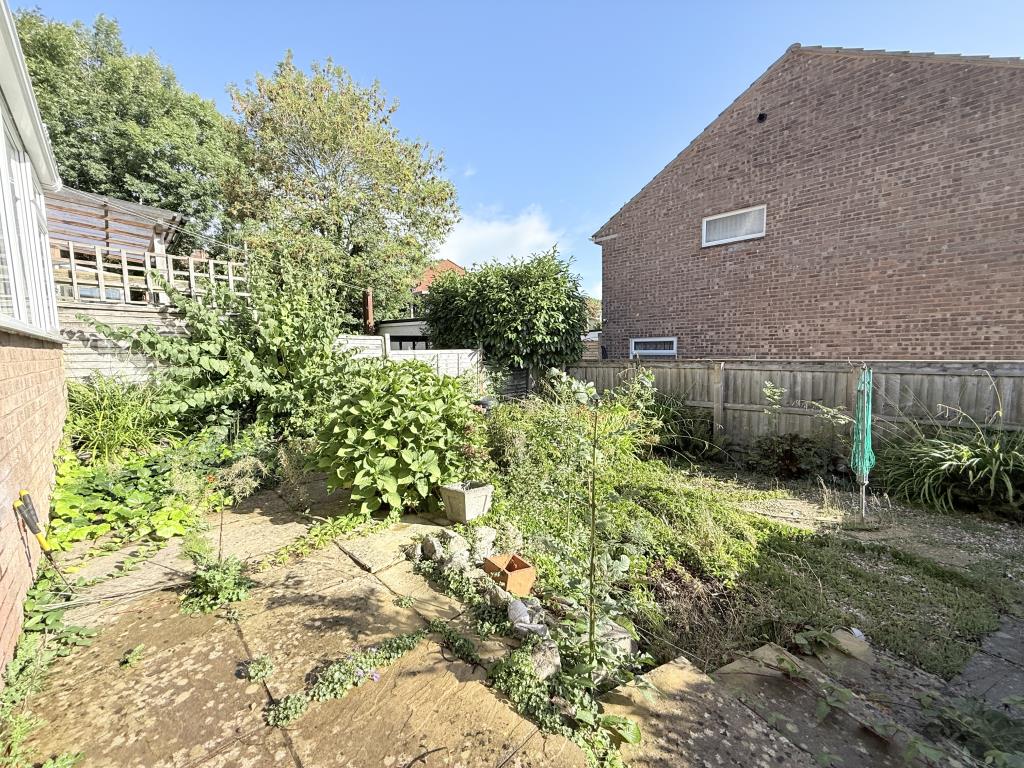 Lot: 164 - TWO-BEDROOM GROUND FLOOR FLAT - Rear garden